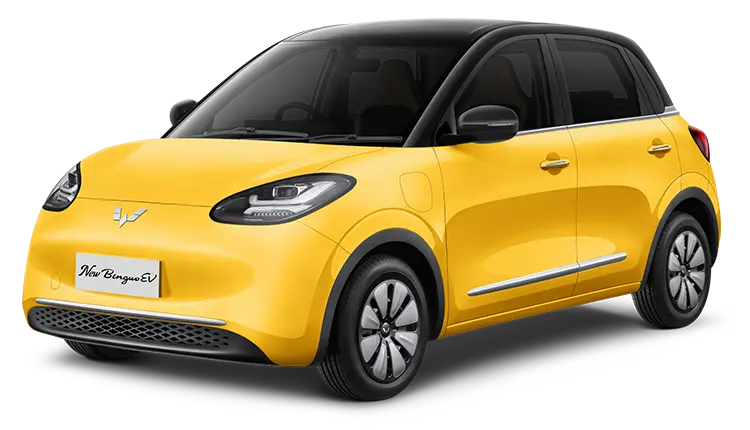 Wuling New Binguo EV warna kuning sedang mengisi daya