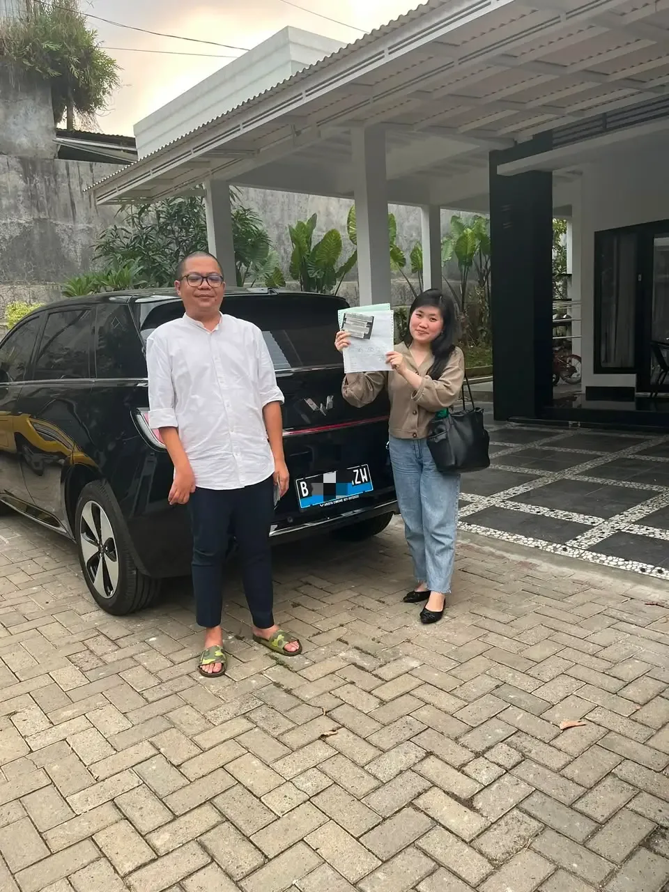 serah terima wuling cloud ev warna hitam
