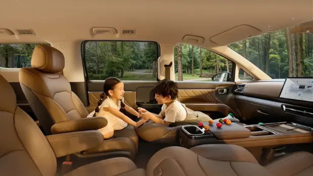 Captain seat baris kedua Wuling Darion EV dengan kabin lega untuk kenyamanan keluarga