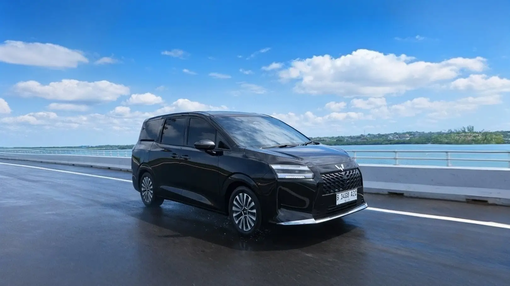 Wuling Darion melaju di jalan tol saat perjalanan mudik jarak jauh