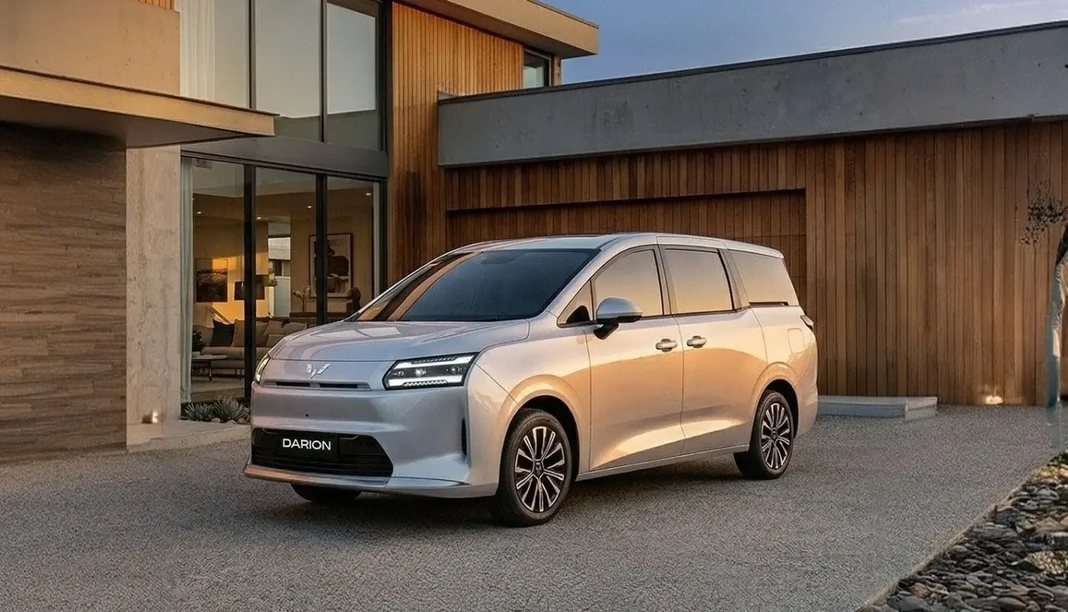 Wuling Darion warna silver terparkir di depan rumah modern, gambaran ketenangan kepemilikan jangka panjang