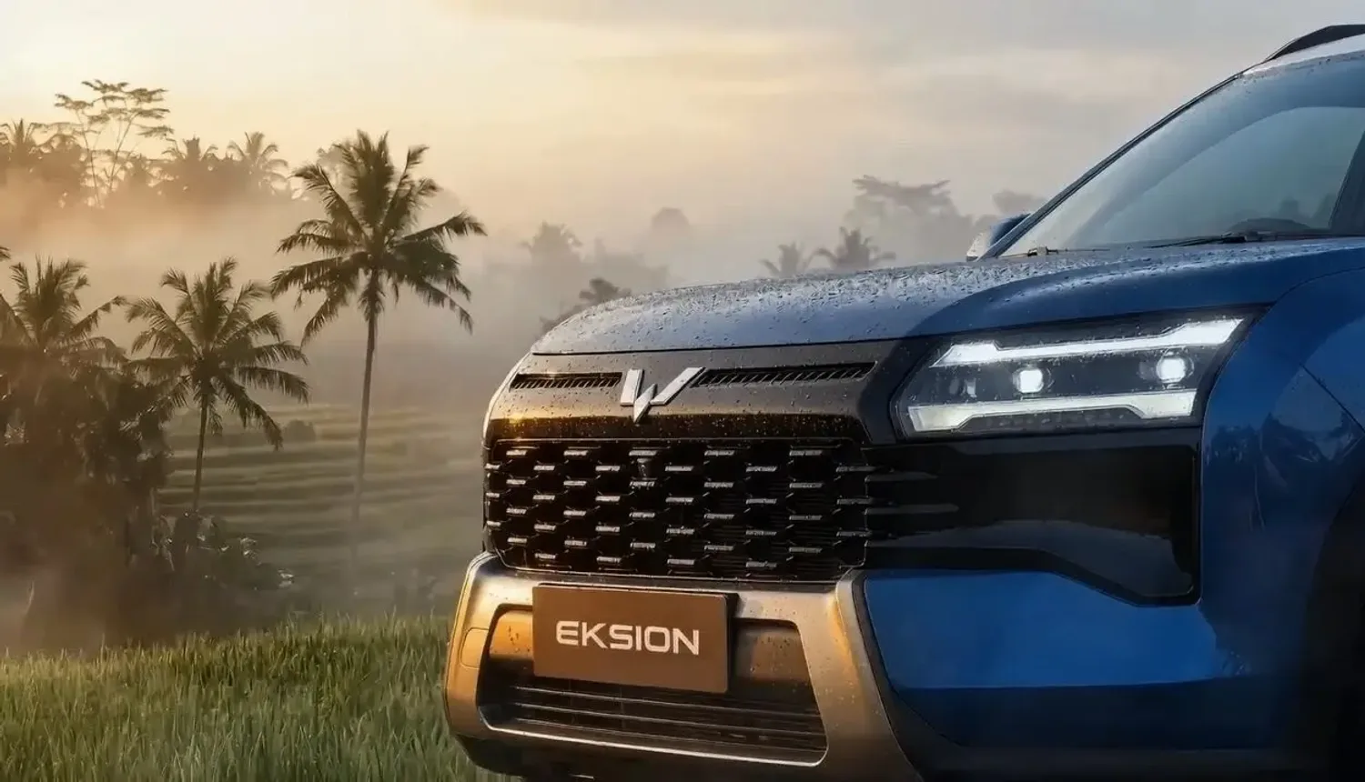 Wuling Eksion biru dengan ground clearance tinggi di medan pegunungan