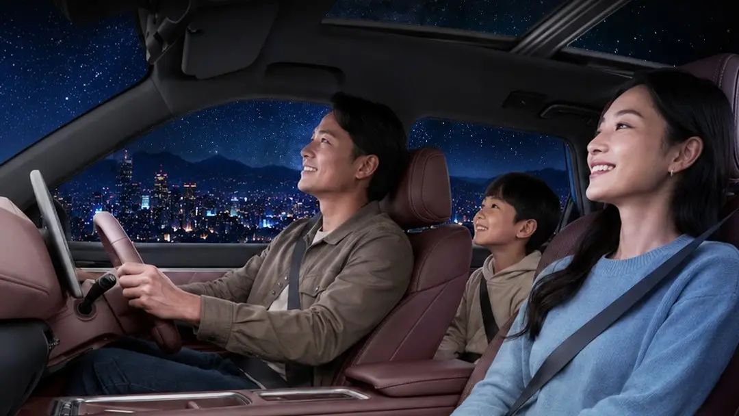 Keluarga menikmati kabin Wuling Eksion yang hangat, senyap, dan premium saat perjalanan malam