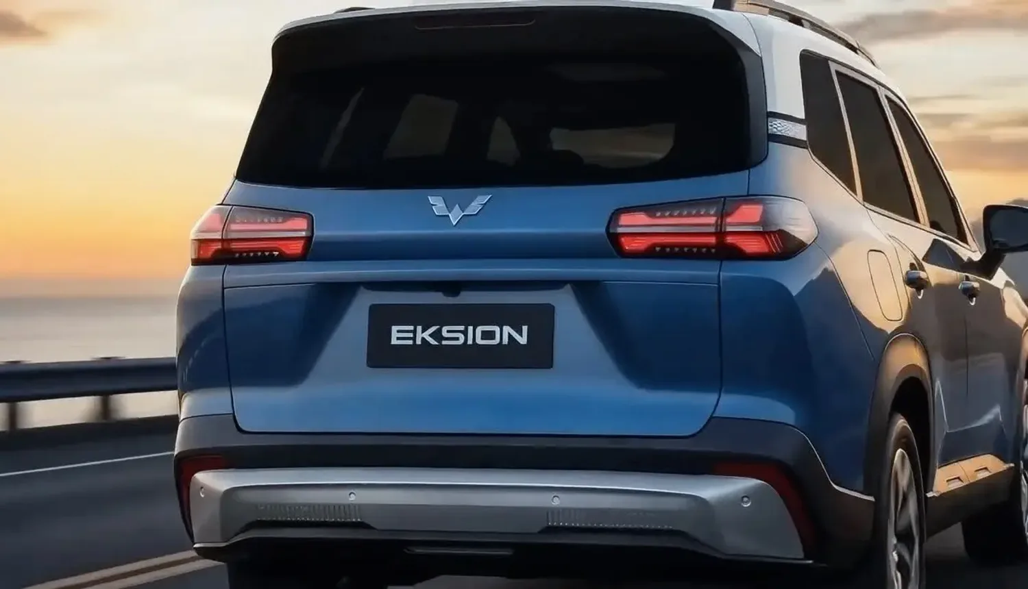 Tampak belakang Wuling Eksion dengan lampu LED memanjang
