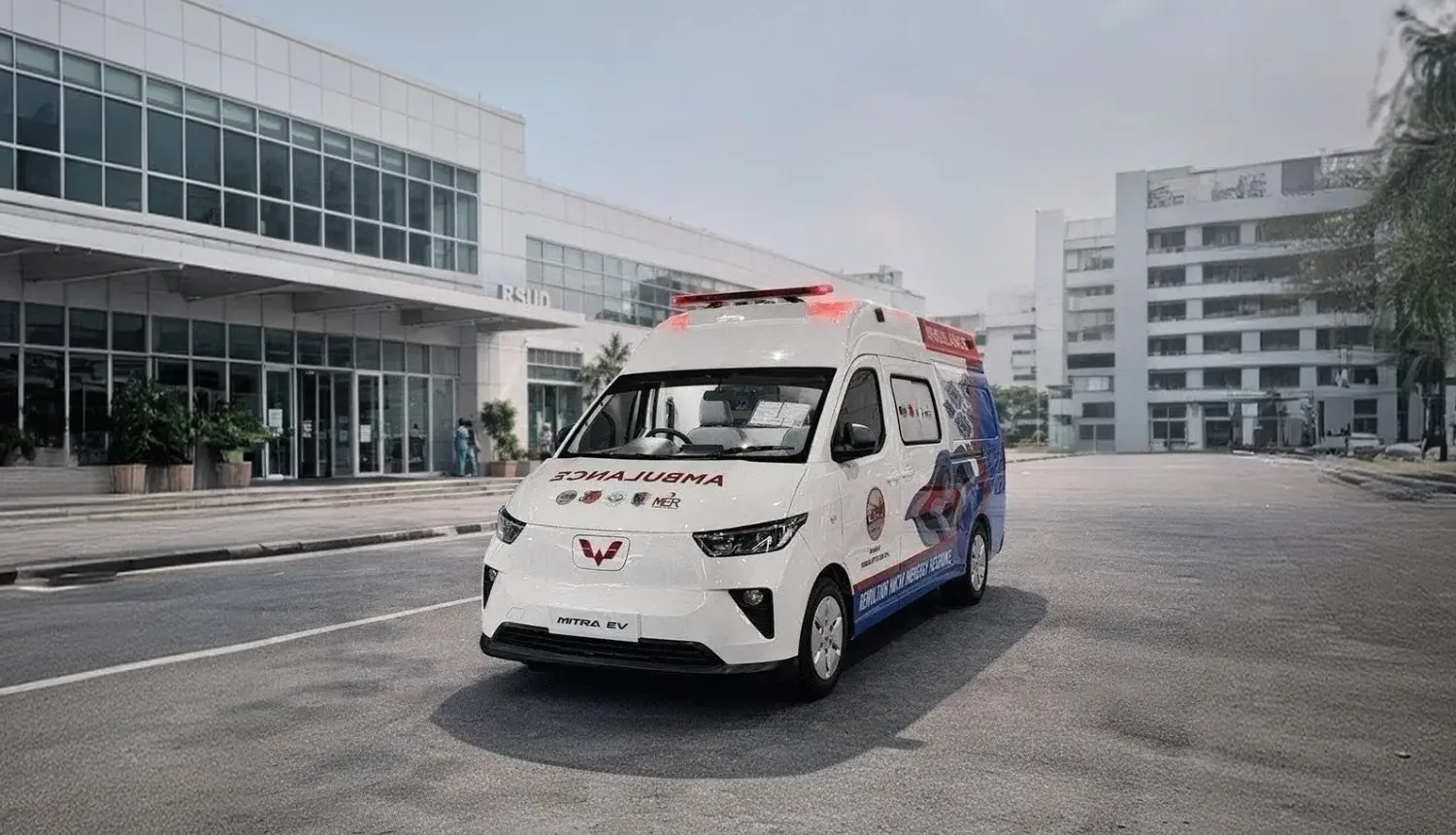 Wuling Mitra EV dikaroseri menjadi ambulans listrik untuk layanan kesehatan
