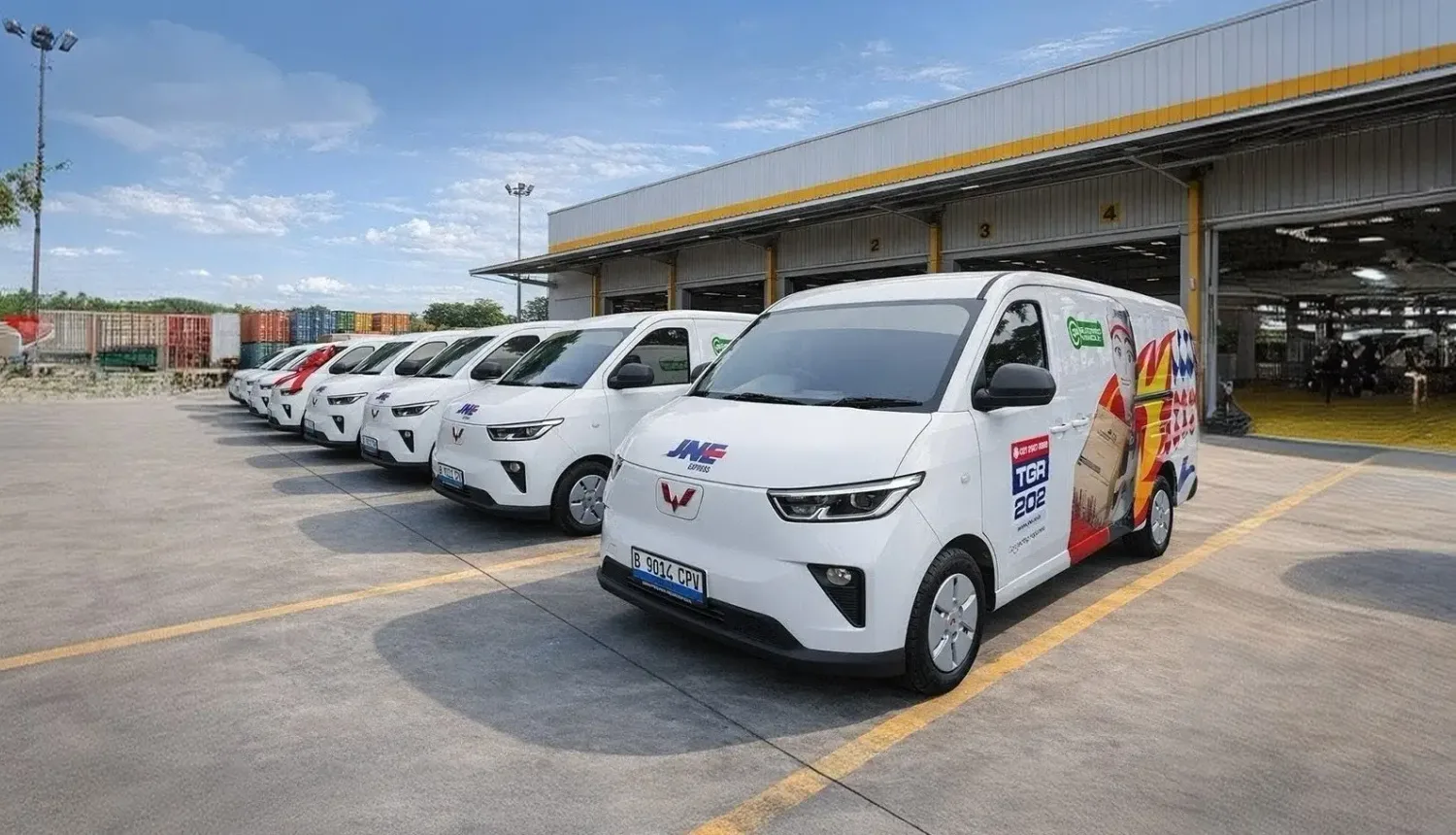 Armada Wuling Mitra EV berbaris di gudang logistik