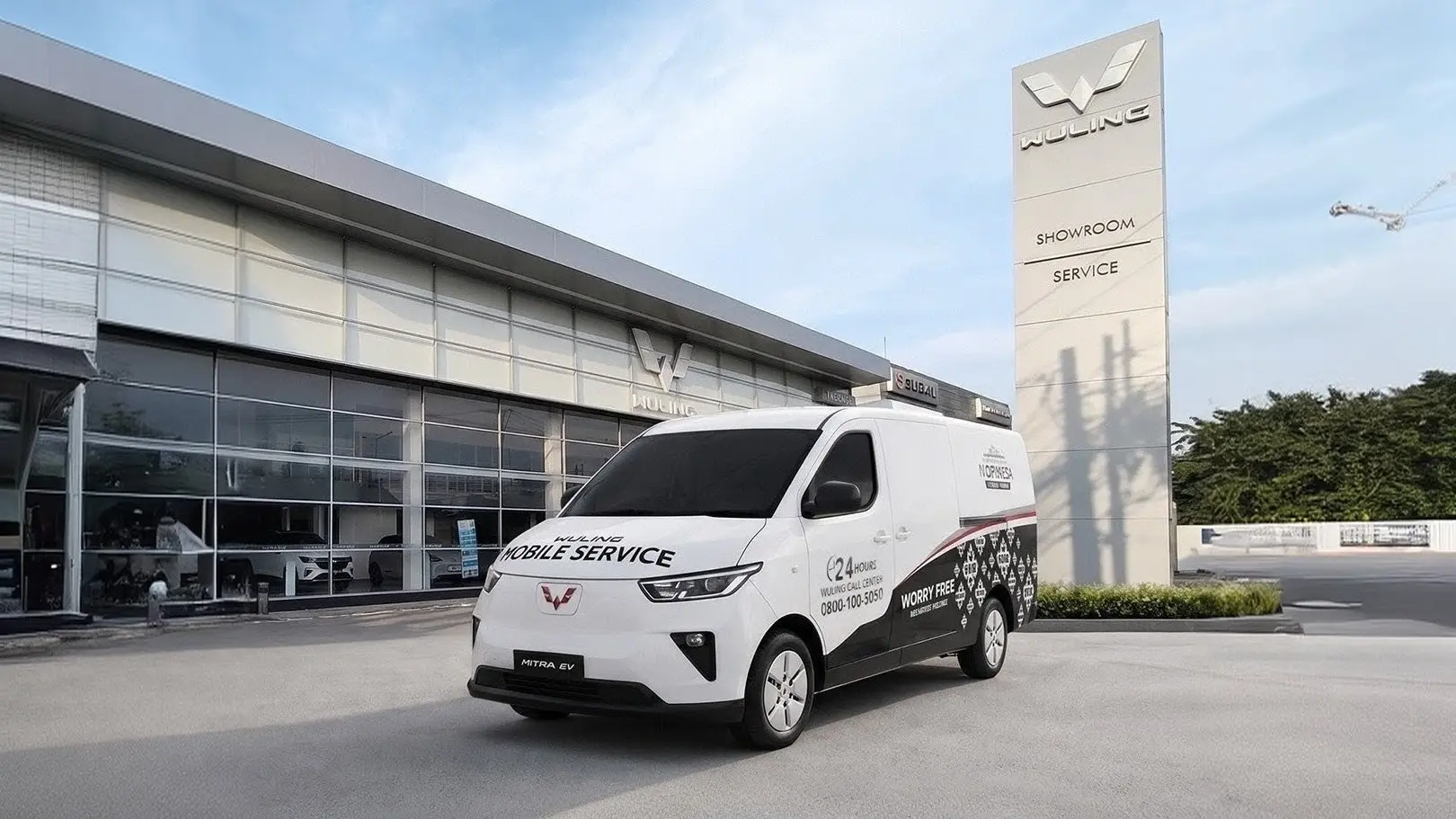 Unit Wuling Mobile Service di depan dealer resmi, bagian dari jaringan layanan purna jual Wuling
