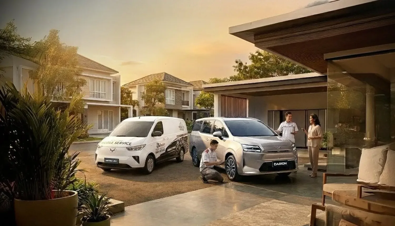 Mobil layanan Wuling Mobile Service dan teknisi merawat Wuling Darion di rumah pelanggan